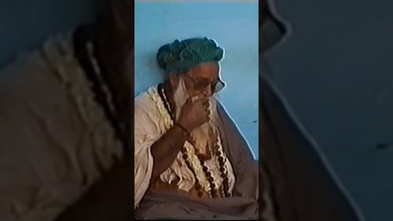 Rare Video Bhagawan Yogi Ramsuratkumar at Ramanashram  #ramanamaharshi  #yogiramsuratkumar #madevaki