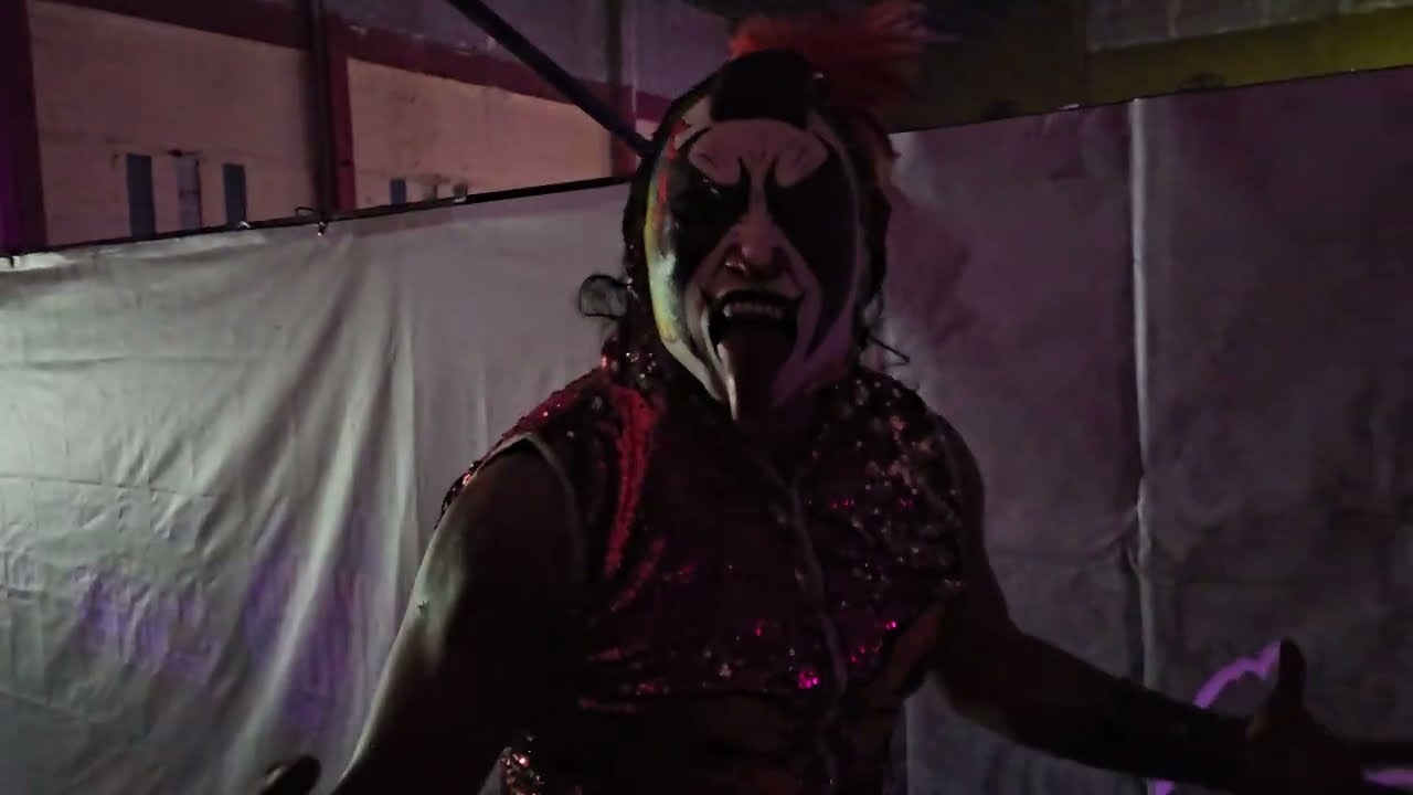 Asi entro Psycho Clown al ring de la Arena Neza
