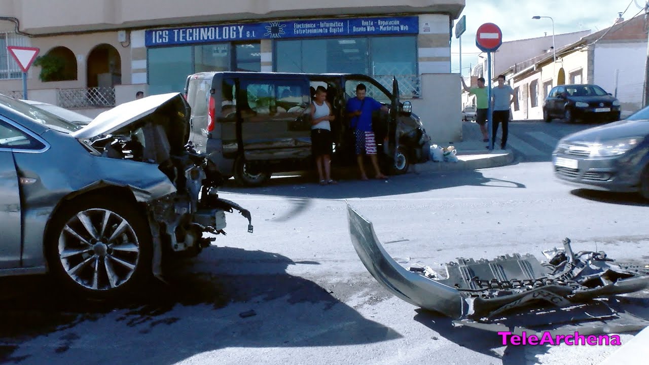 Accidente de tr&aacute;fico en Archena. Choque espectacular.