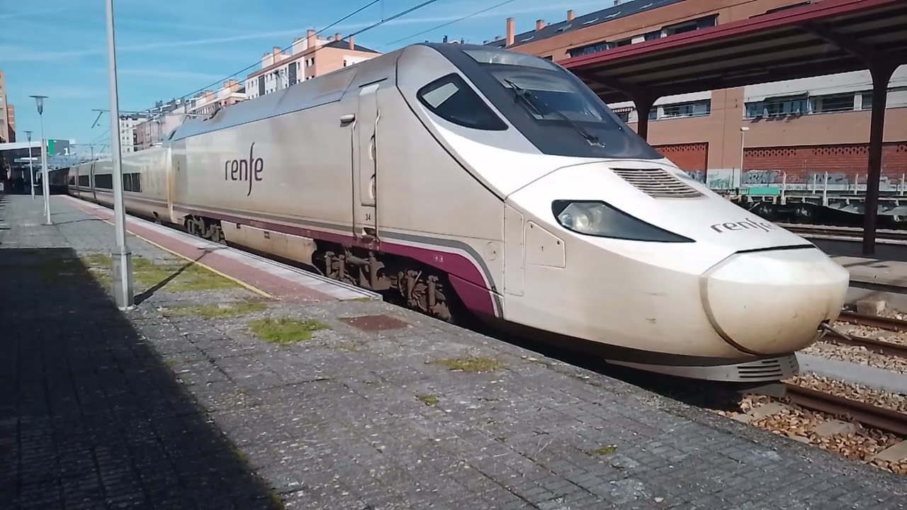 Alvia S 130 (Rama 34) destino Barcelona Sants entrando y saliendo de la estación de Ponferrada 
