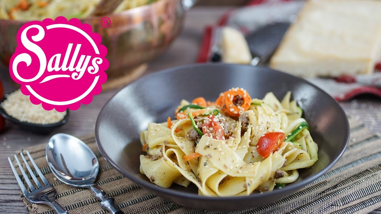 One Pot Rezept: Bandnudelpfanne mit Zucchini- und Karottennudeln / Sallys Welt