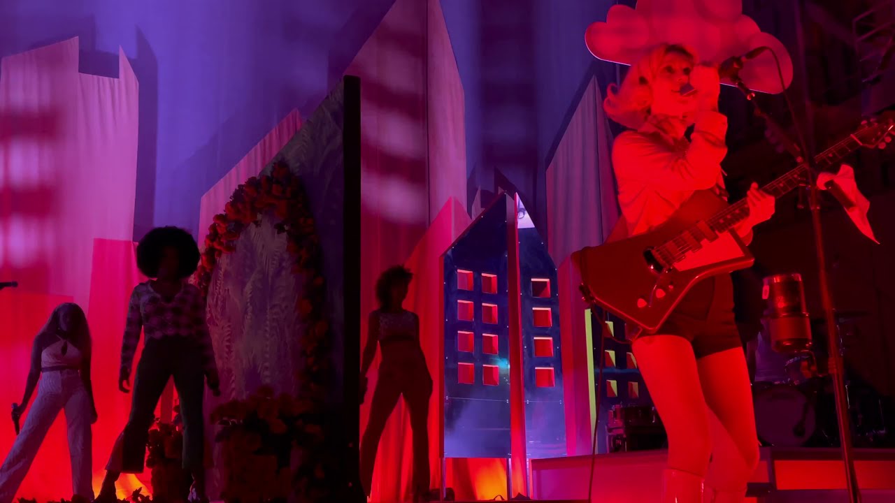 St. Vincent // Daddy's Home Tour // Your Lips Are Red