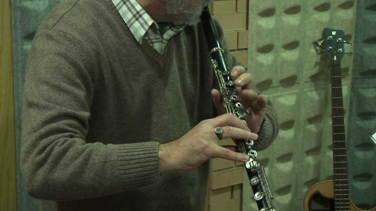 LUIS MEIRELES plays LUIS TINOCO