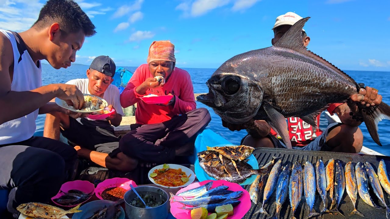 Lagi asik masak ditengah laut tiba-tiba ada sambaran ikan monster 😱