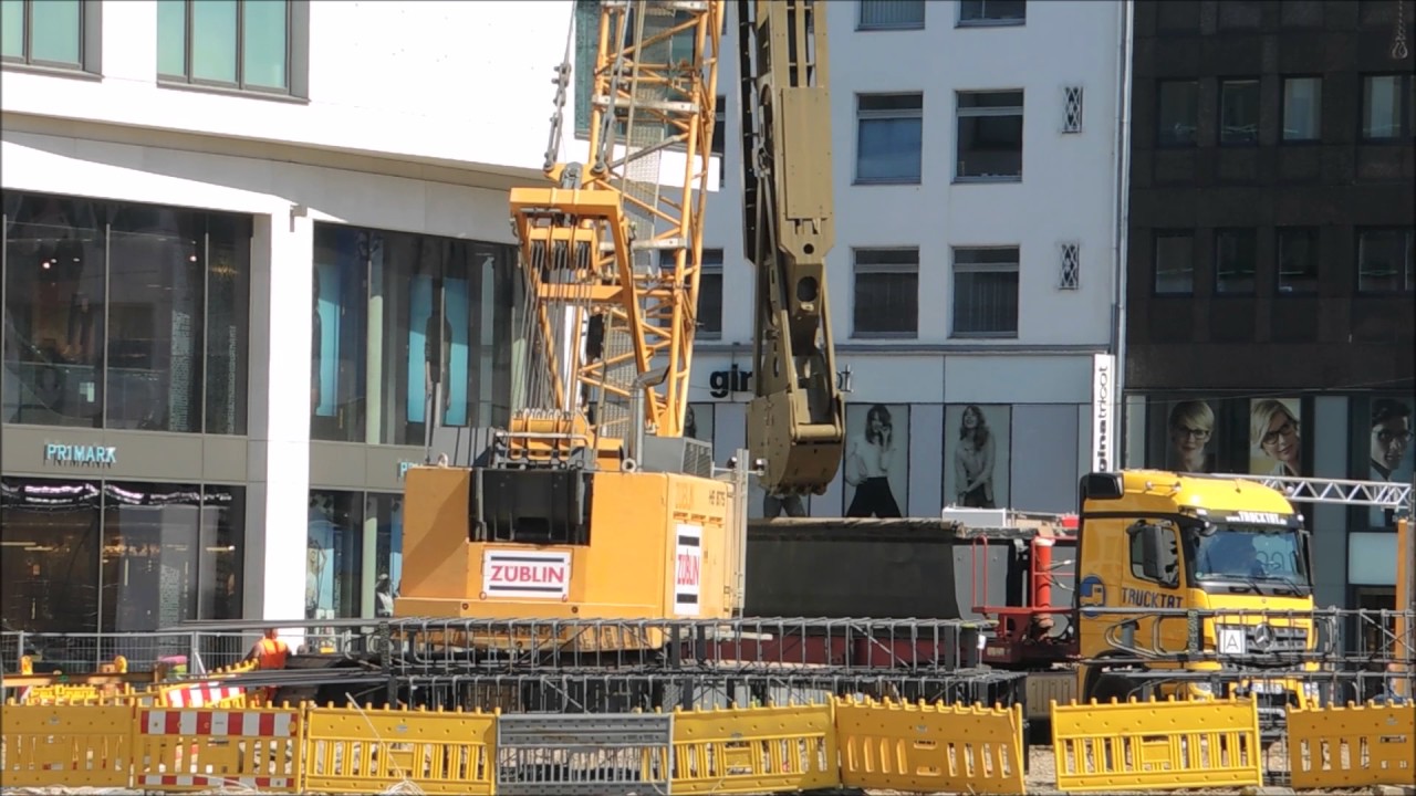 Liebherr Raupenkran HS 875 lädt LKW Schlitzwandgreifer