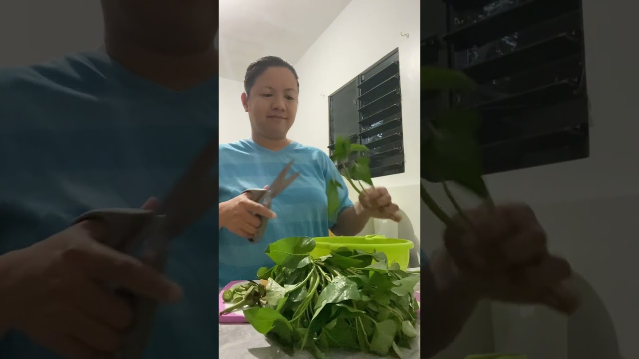 Let’s cook “sinigang” 😋#momlife #sinigang #cooking 
