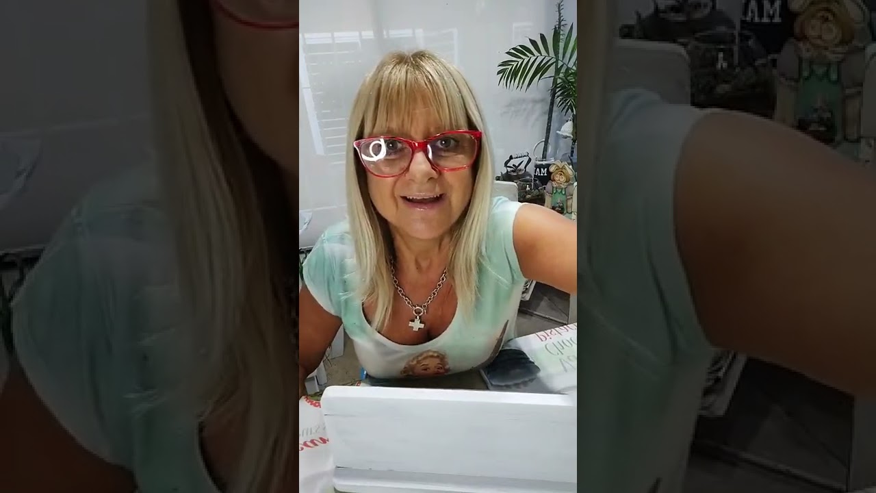 Vivo repisa romántica_ Pintura sobre frasco de vidrio- Decopauge con lamina de seda-