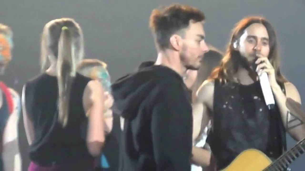 Crowd Singing 