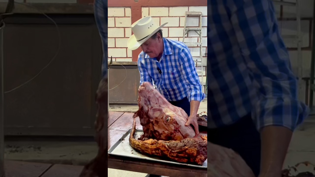 #Barbacoa de Pozo #Estilo #Rancho #cabeza adobada de #res en #Penca de #Maguey #ElArriero 🤠👌🏼