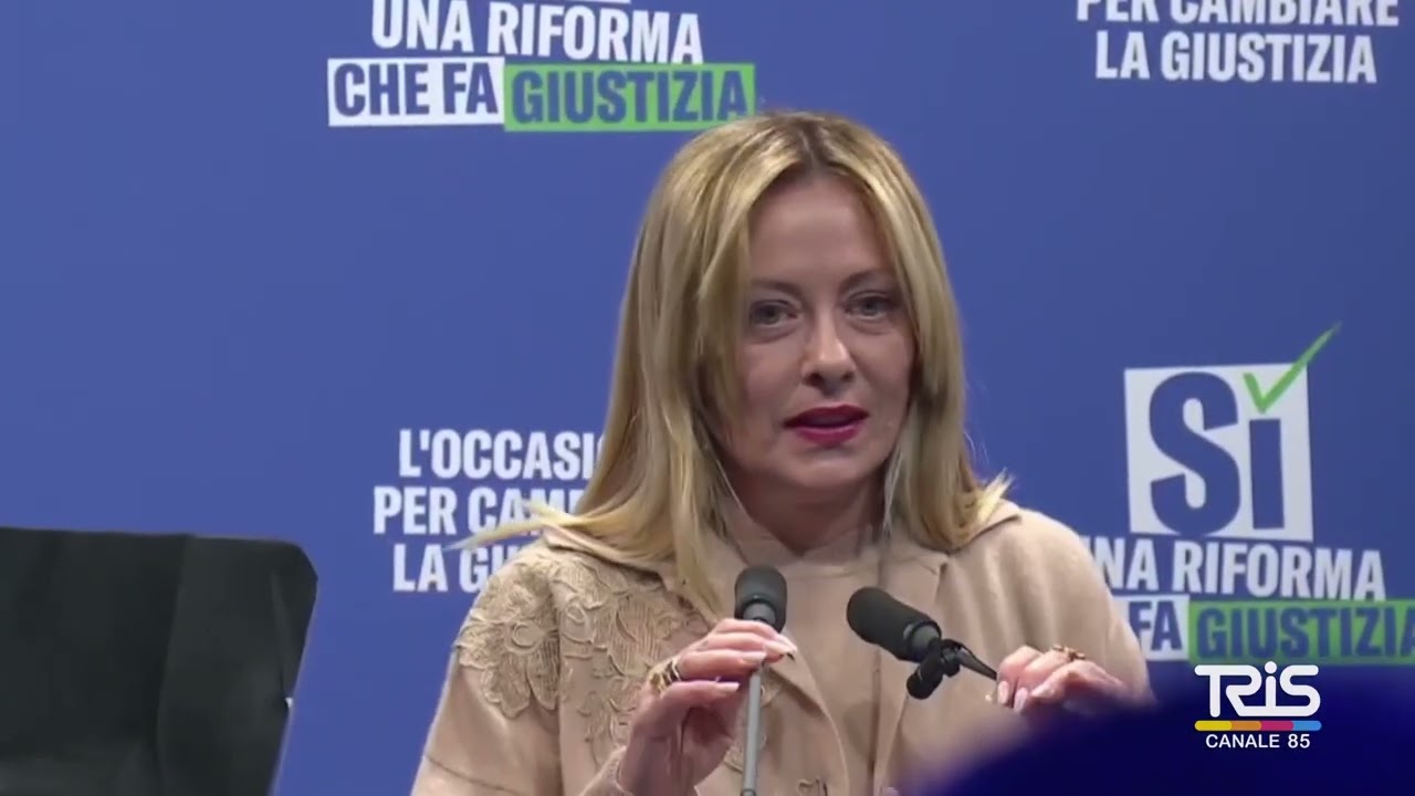 “Aspetto le dimissioni di Mattarella”. Lo ha detto un catanese davanti a Giorgia Meloni