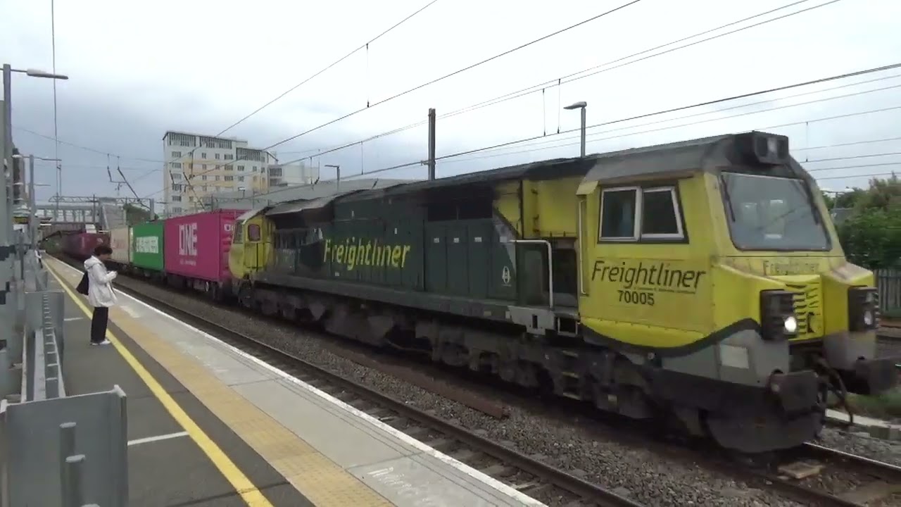 Trains at West Ealing and Wandsworth road 22.5.25