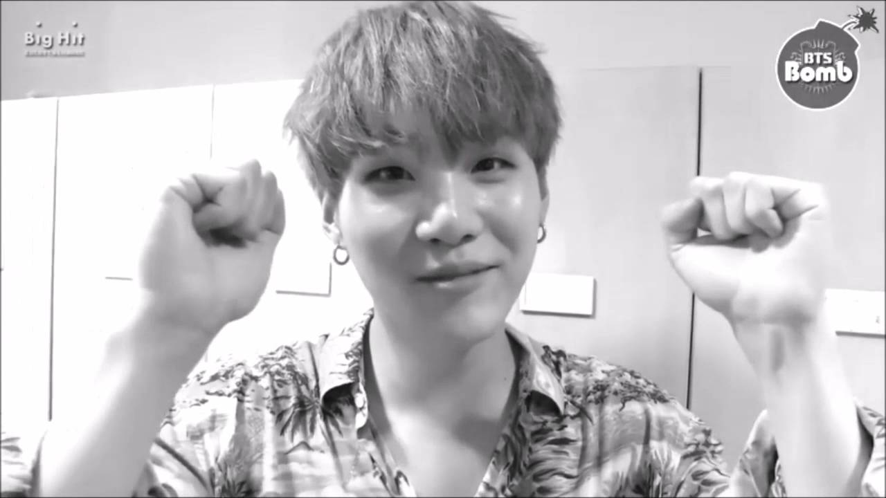 min yoongi 》paper hearts.