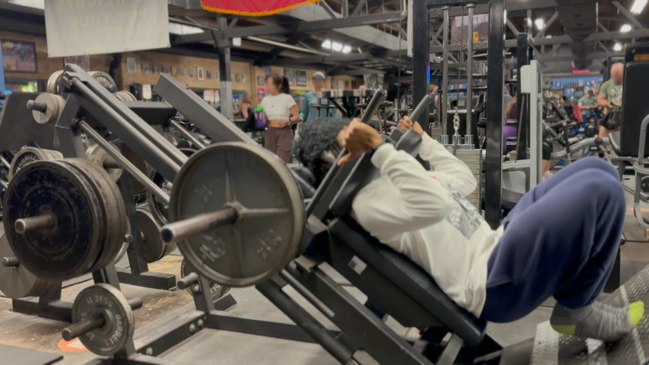 CHICAGO DAY 1 | Leg Day in QUADS GYM
