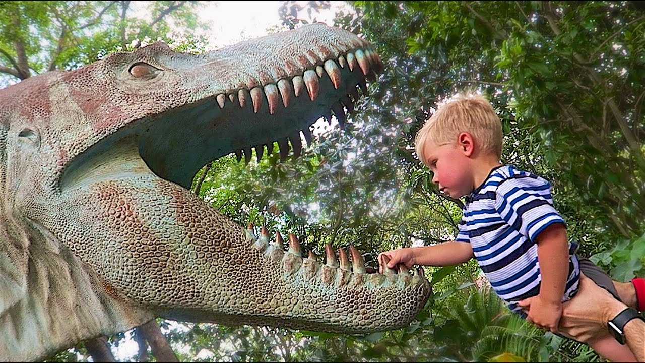 DINOSAUR MEETS A TODDLER!