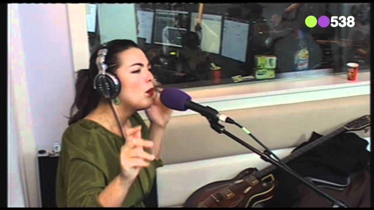 Radio 538: Caro Emerald - Riviera Life (Live bij Evers Staat Op)