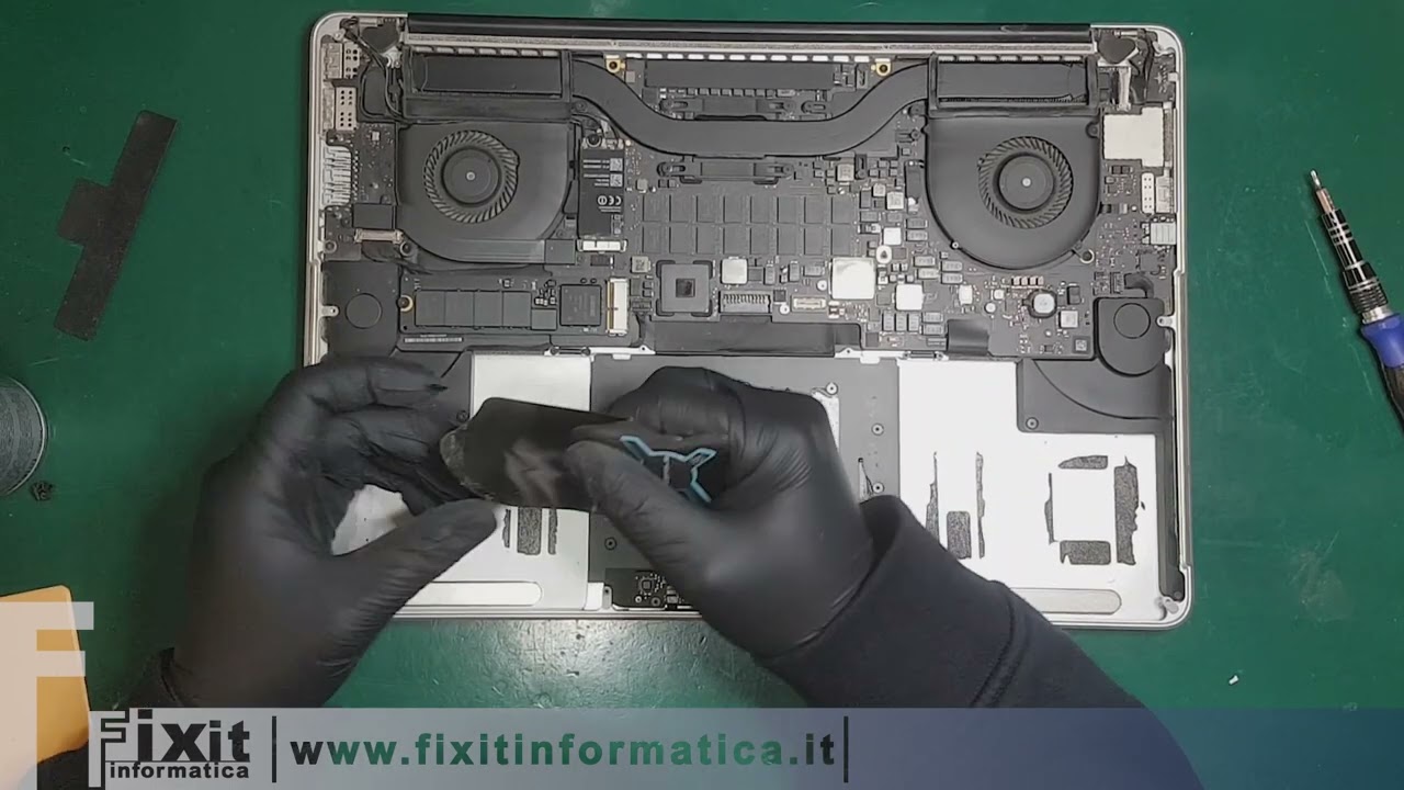 Apple MacBook Pro Retina 15 pollici metà 2015 Sostituzione batteria - Battery Replacement