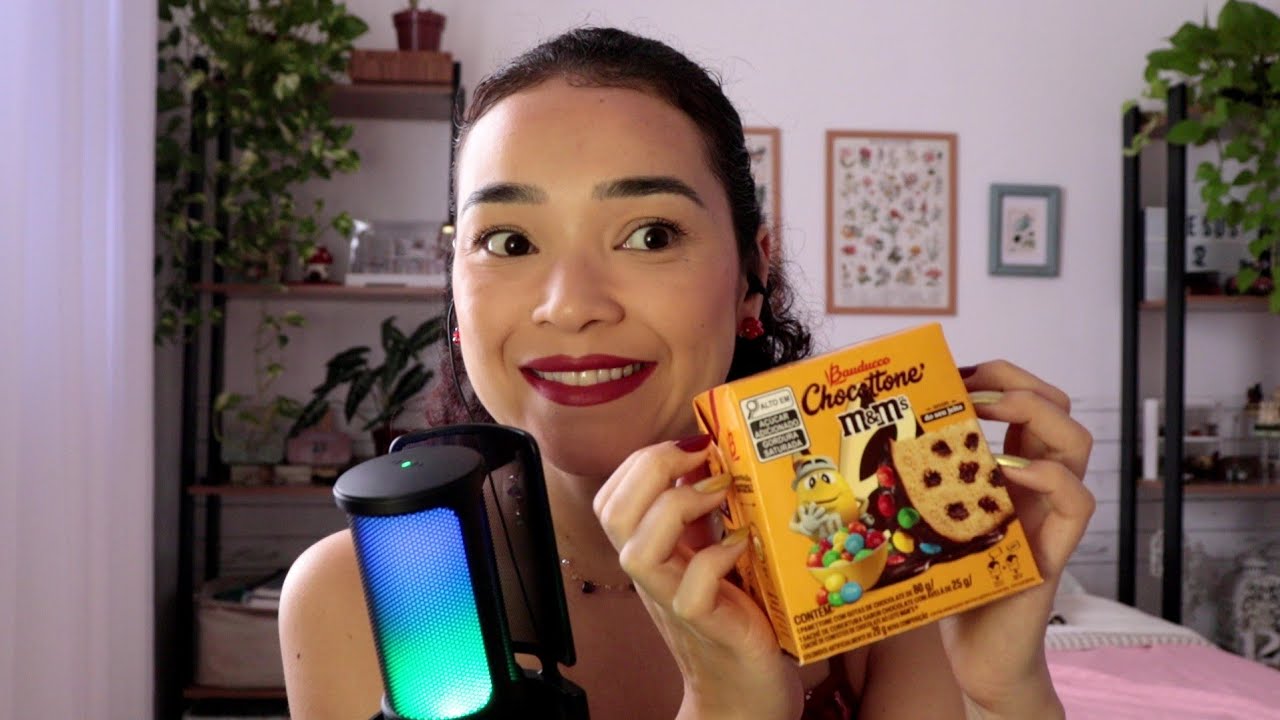 ASMR Comendo Chocotone 🥮🎄(mas eu não gosto 😅) 