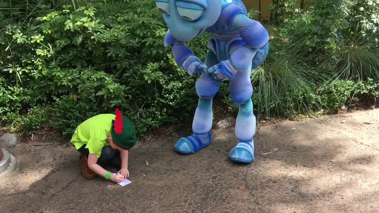 When Flik wants to meet Little Peter Pan and asks for his autograph!! ⭐️