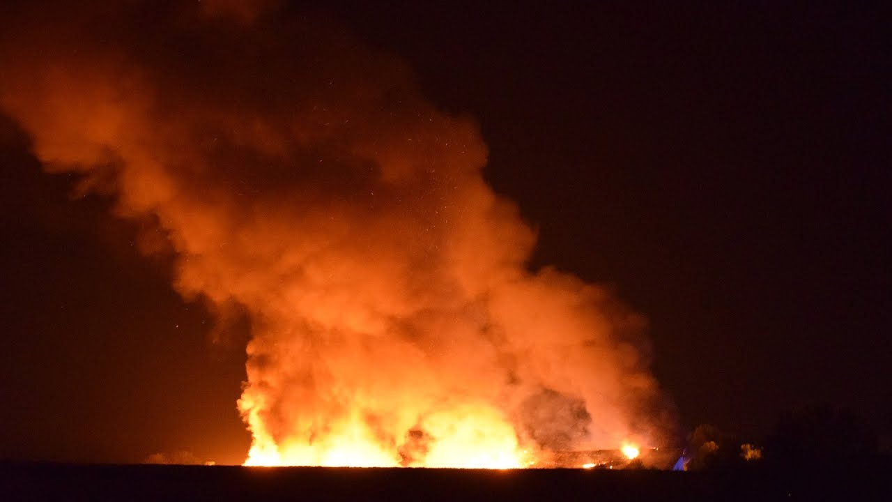 [GROSSBRAND: BAUERNHOF IN VOLLBRAND] FEUERWEHR im GROSSEINSATZ - HOHE FLAMMEN | 5.000 TIERE STERBEN