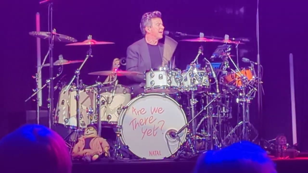 Rick Astley - ACDC Highway to Hell LIVE