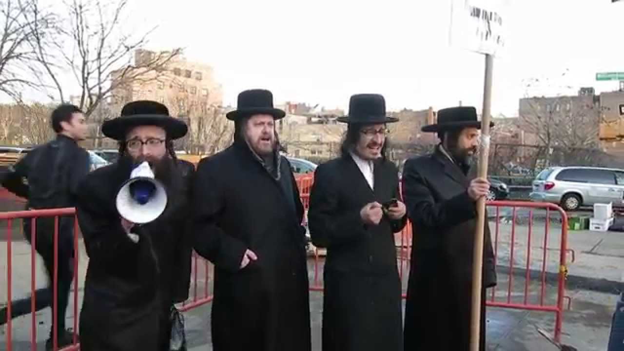 Protests in Williamsburg Against Moshe Shternbuch for Destruction of Cemetery in Jerusalem 01/28/15