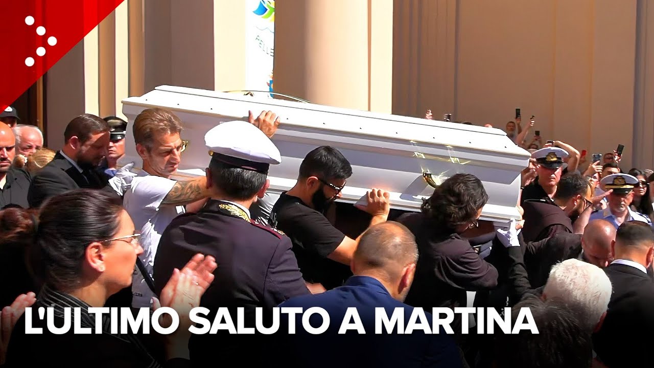 I funerali di Martina Carbonaro, folla di persone ad Afragola. L'arcivescovo: 