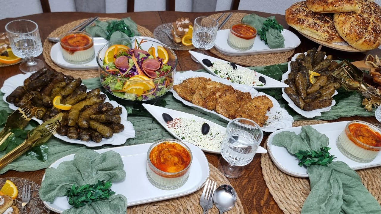 Meny Iftari me recetat më të shijshme si sarma,gjoks pule,pitalka,paçe e sallata të ndryshme