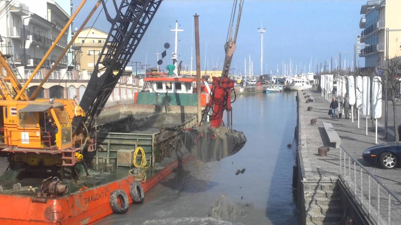 La Dragaggi srl - Dragaggio Porto Canale Cattolica 2014