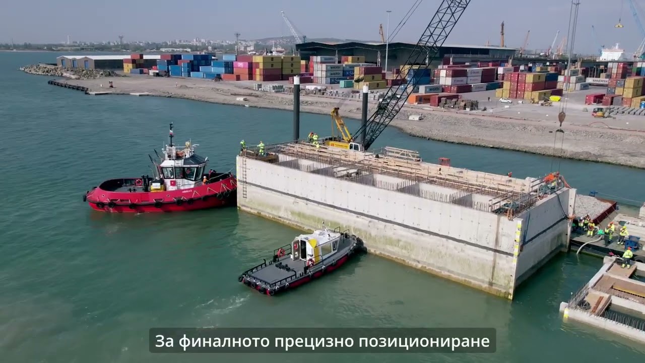 Полагане на кесони за ново корабно място / Installation of caissons at а new shipping berth