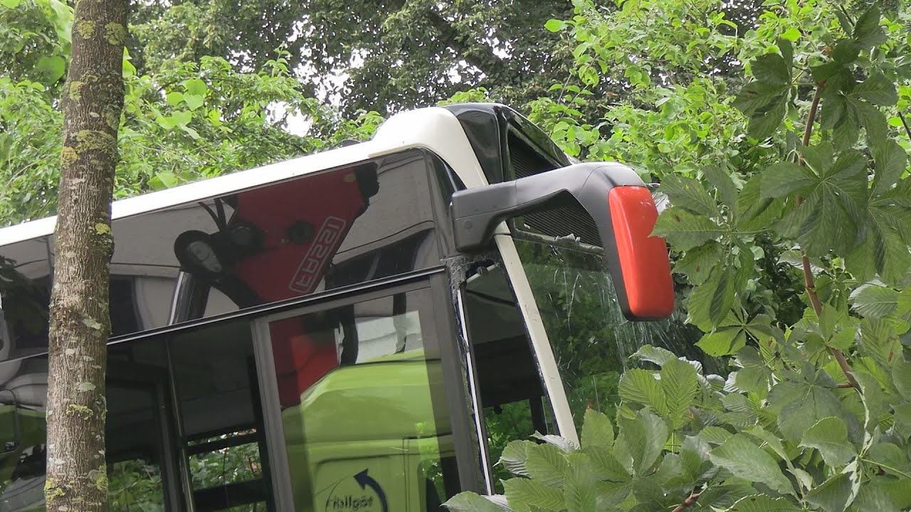 Luzern LU: Linienbus kommt von Strasse ab