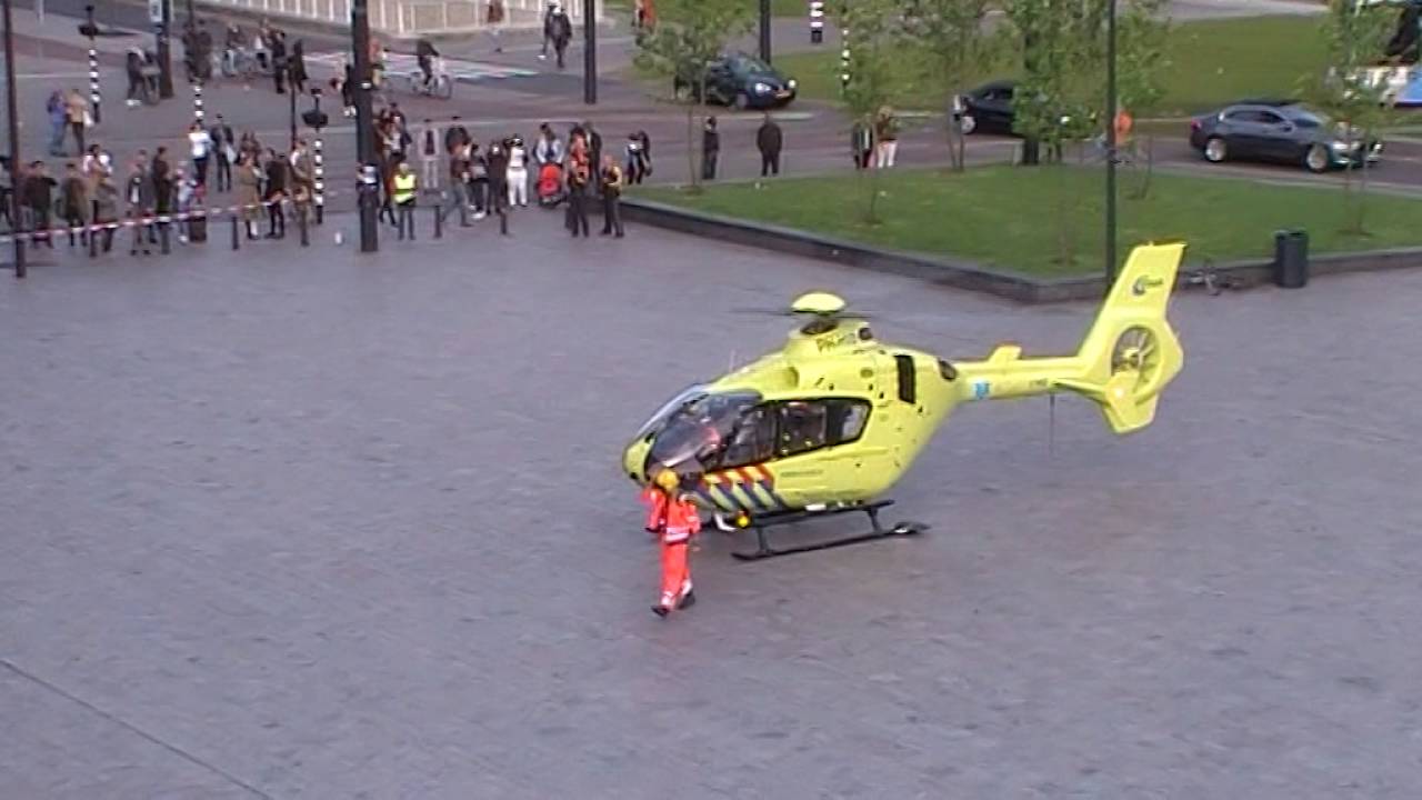Traumahelikopter landt op Stationsplein Rotterdam
