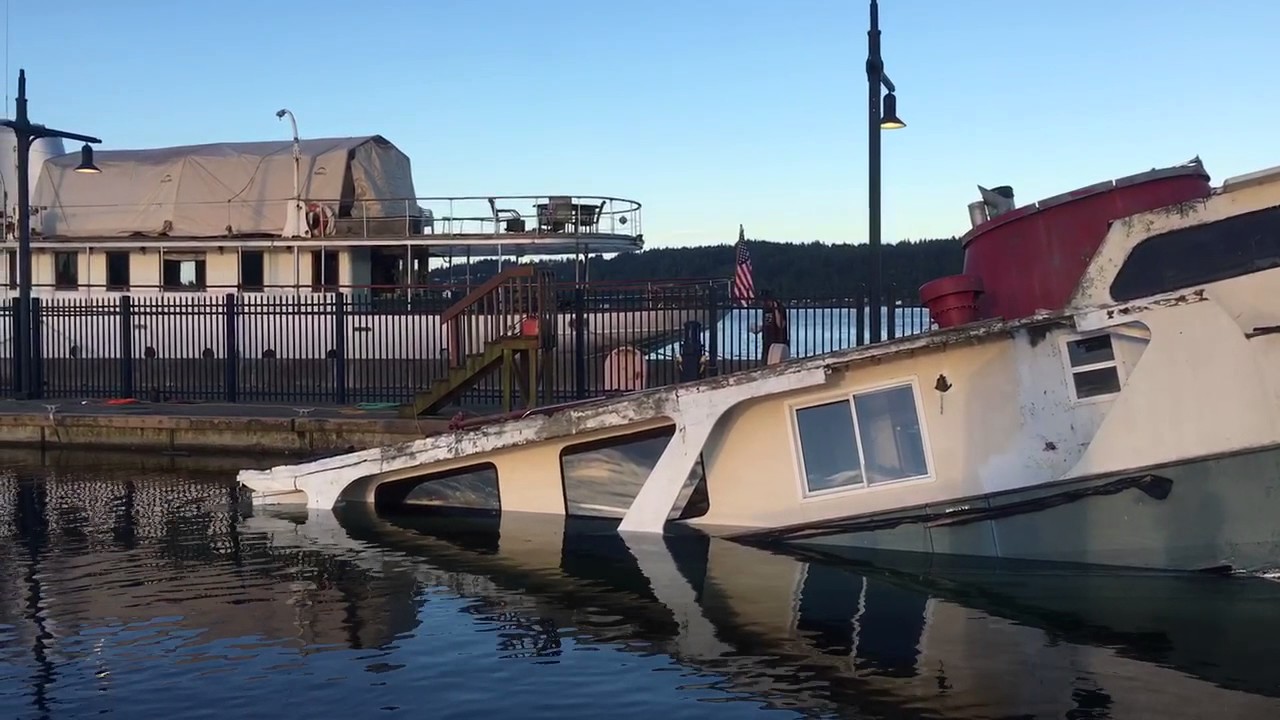 Boat sinking at the Port of Bremerton