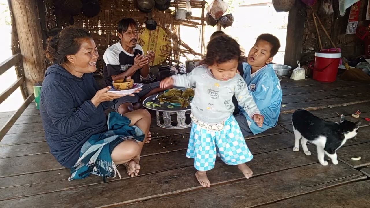 ลุงแม่ป้าพาหลานกินข้าวเช้า