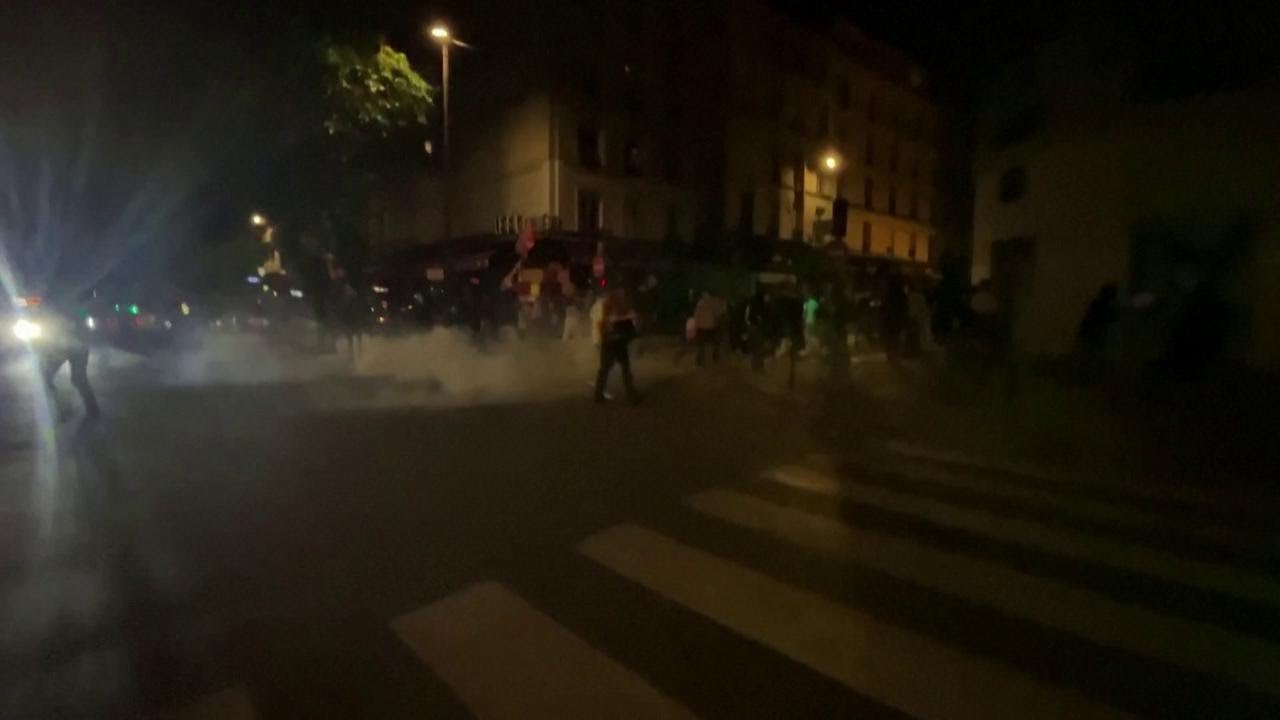 Parigi, disordini nella notte durante le manifestazioni contro la destra