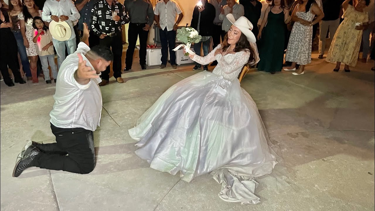 EL NOVIO DEMUESTRA DE RODILLAS SU AMOR EN SU BODA