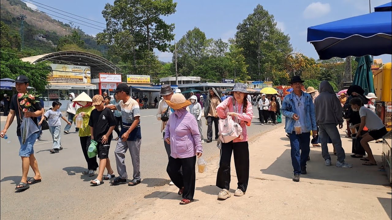 Khu du lịch núi Bà Đen mùng 6 bà con rất đông
