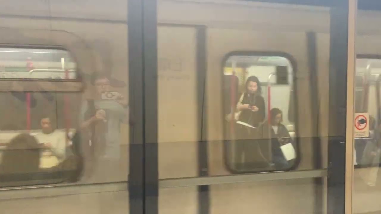 ISL M-train (A193-A242) 在上環站