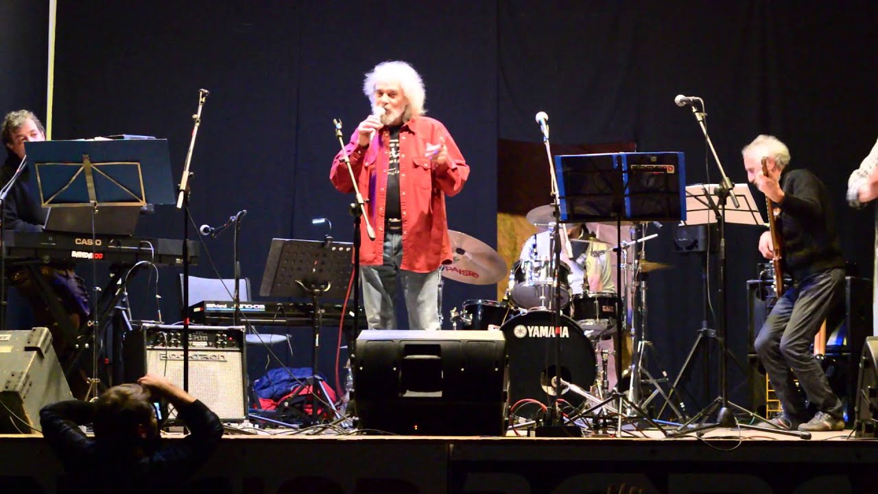 Enrico Maria Papes canta 