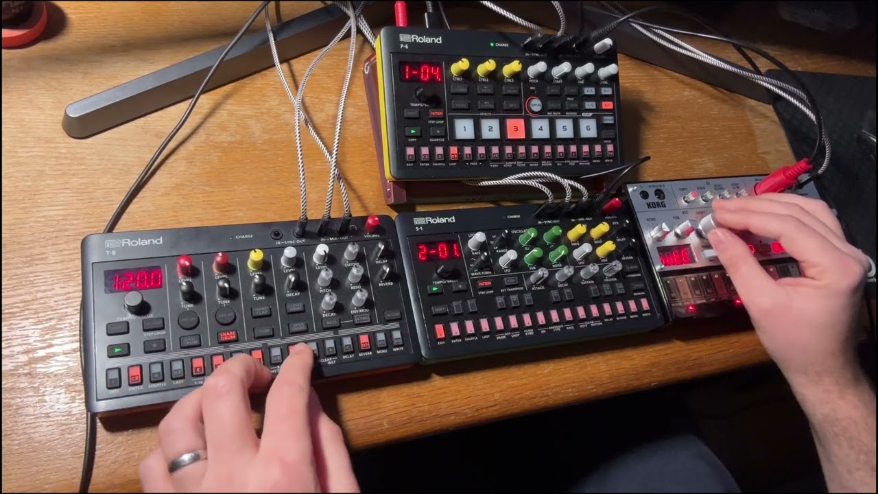 Roland Aira Compact Series plus Korg Volca Bass - Dawless Synth Jam
