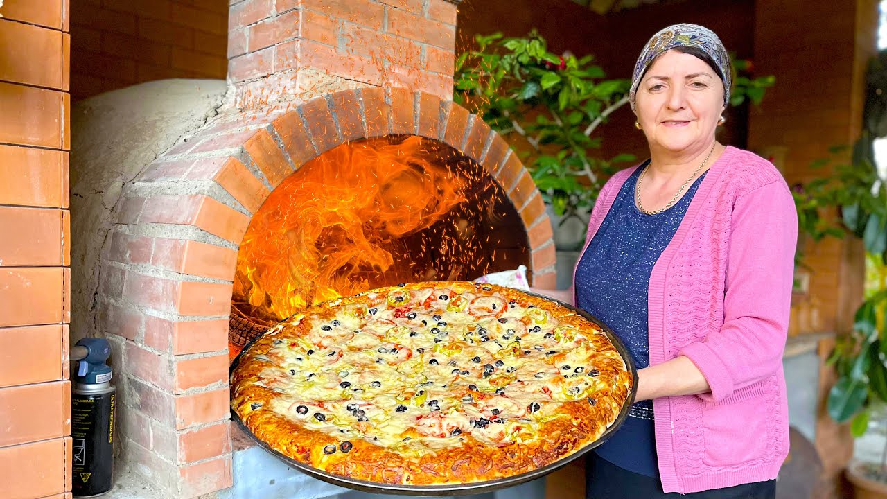 Babcia gotowała gigantyczną pizzę w piecu opalanym drewnem - Sekret niesamowitego smaku