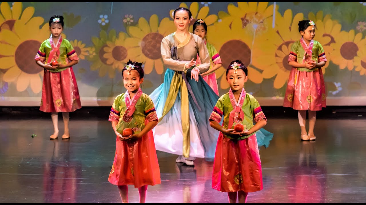 Picking Apples 快乐的苹果园 - 加拿大楊小花民族舞蹈學院 Cindy Yang Dance Academy