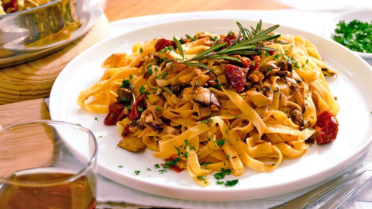 TAGLIATELLE con SETAS, TOMATE SECO y ALMENDRAS 🍝 Sabrosa y fácil receta de PASTA ITALIANA- Cocinatis