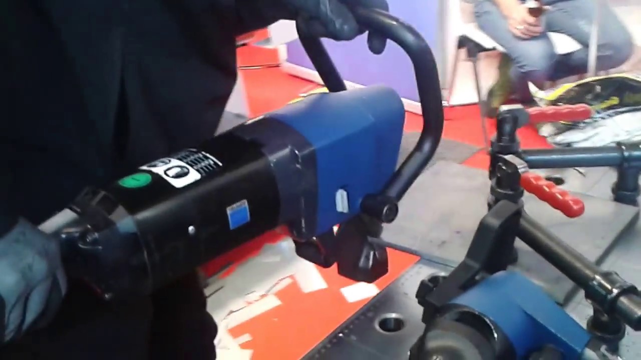 Der Nibbler TruTool N 1000 von Trumpf im Einsatz auf der Messe Bau 2017 in München