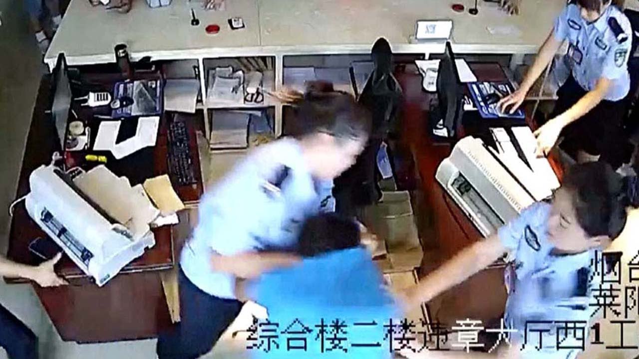 Footage: Policewomen overpower robbery suspect in east China