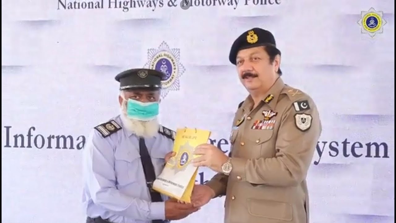 آئی جی این ایچ ایم پی  انعام غنی کا موٹروے ایم 2 پر موجود پبلک سروس وہیکل مینیجمنٹ سسٹم کا دورہ۔