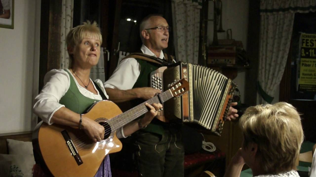 Wos schlogt denn da drob'n auf'n Tannenbaum - Inge und Peter Krones 21-1 © OlmHERZ