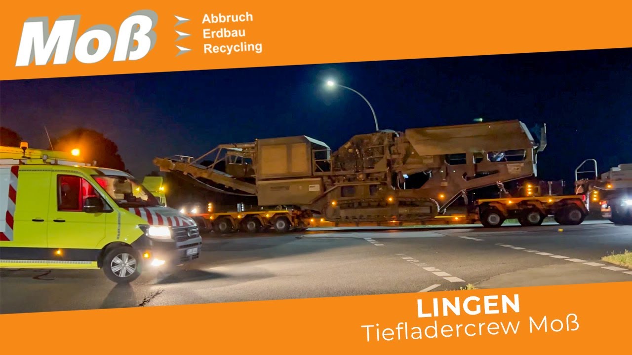Moß Tiefladercrew bringt Kleemann Brecheranlage MR 122 Z zum Platz | Moß Abbruch-Erdbau-Recycling