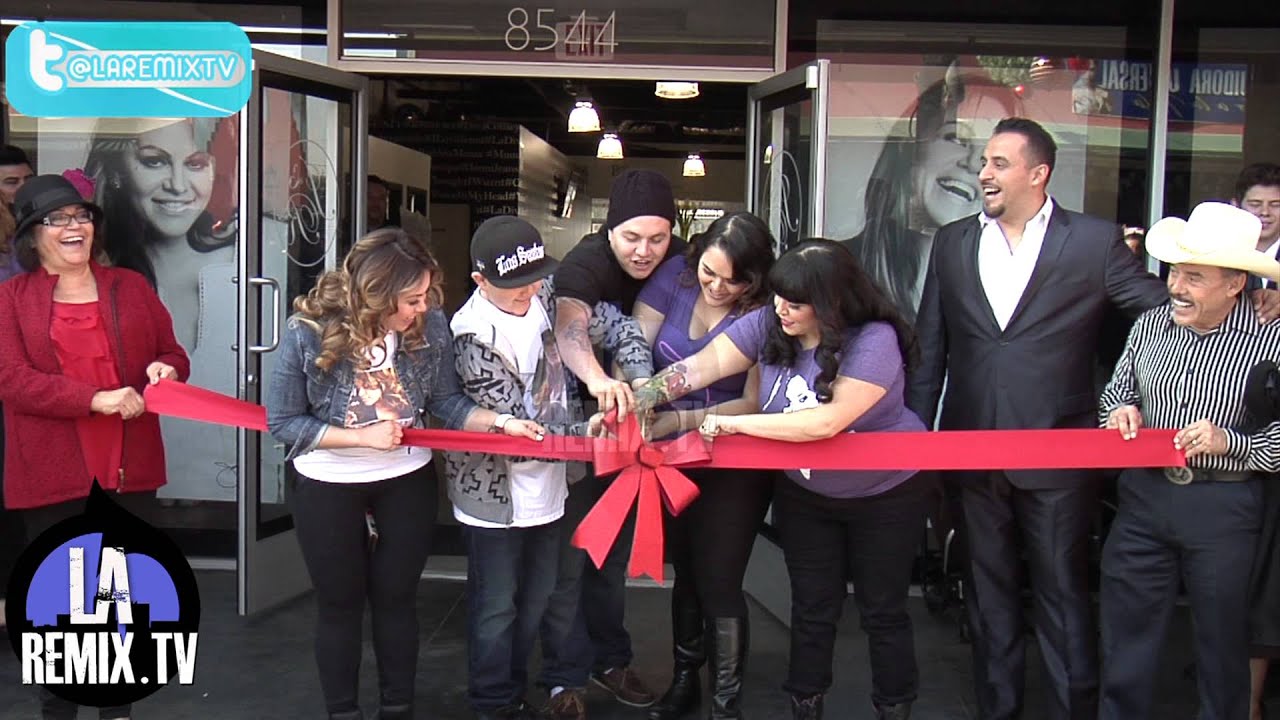 Gran apertura de La Boutique De Jenni Rivera  corte de cinta roja