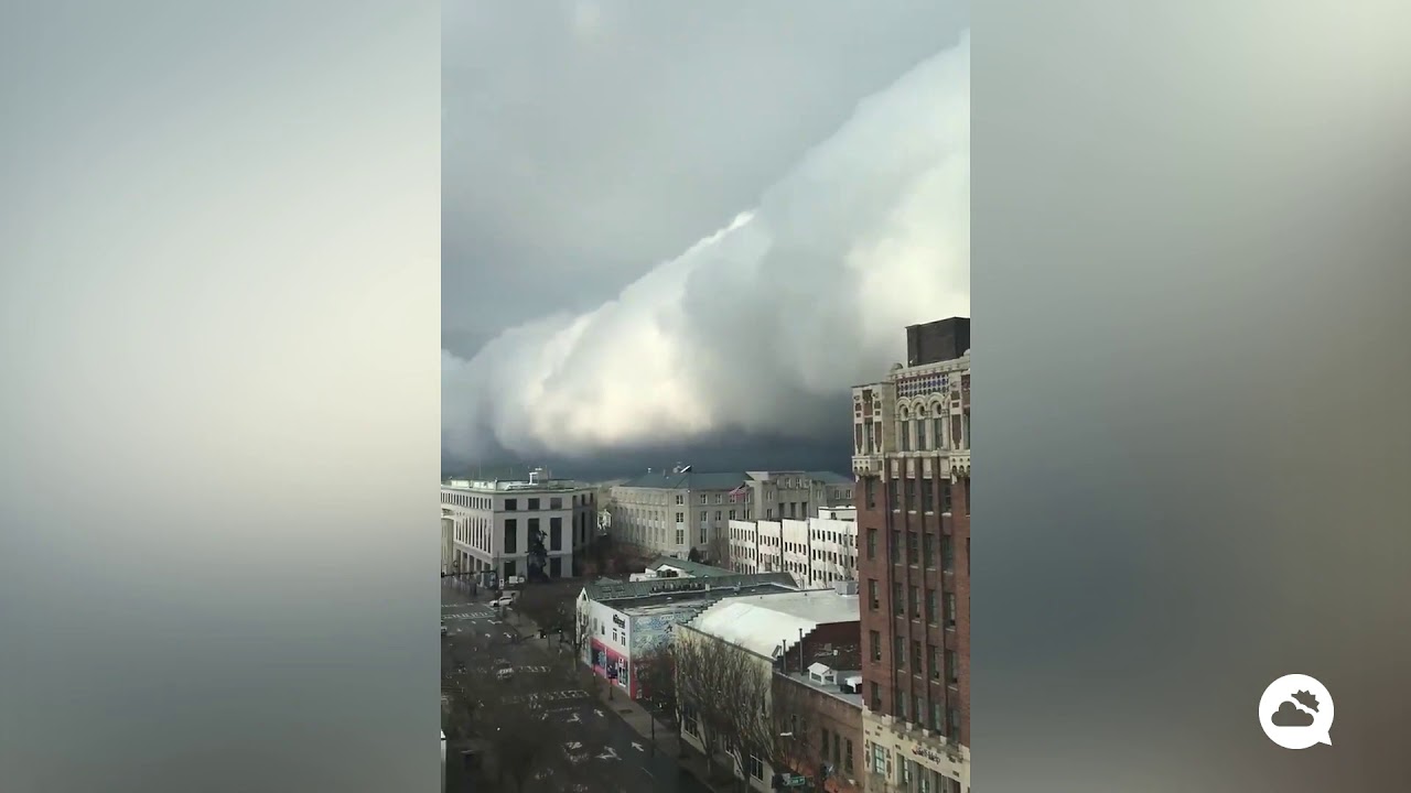 Spectacular shelf cloud in North Carolina, USA.