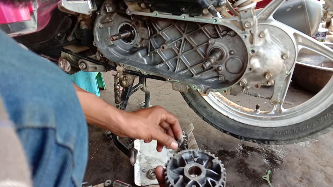របៀបដូរខ្សែពានម៉ូតូ   how to change the motorcycle is tire